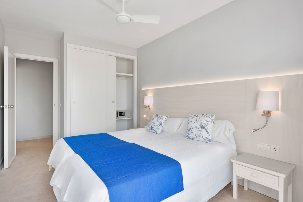 Estudio de un dormitorio con vista lateral al mar (2 adultos + 2 niños)