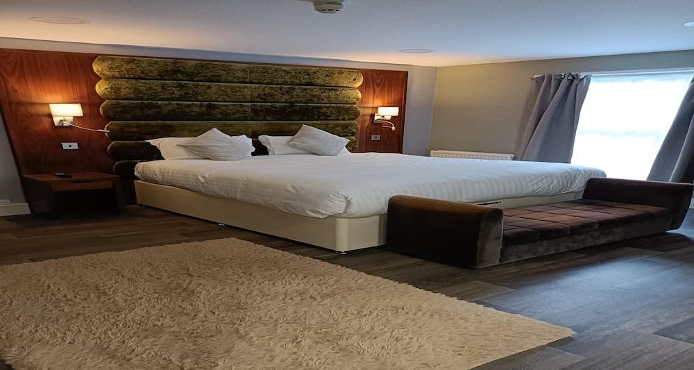 Suite, 1 King Bed, Non Smoking (Shower Only) photo 1