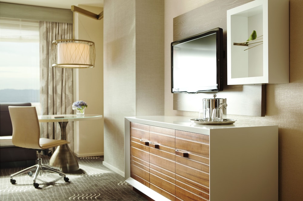 Room (Essential) - Photo 2