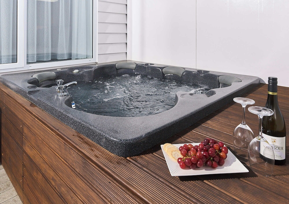 Premium Double Room, 1 King Bed, Hot Tub, Ground Floor