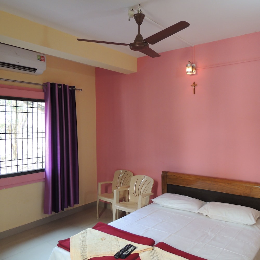 Deluxe Double Room, 1 Queen Bed, Smoking, Private Bathroom photo 1