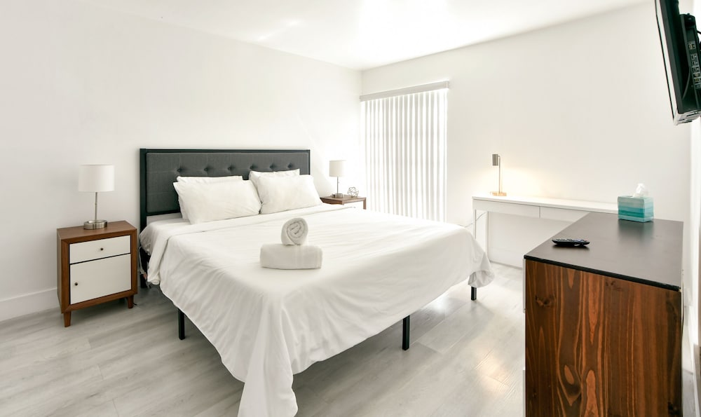 Designer One Bedroom Aparment River Views