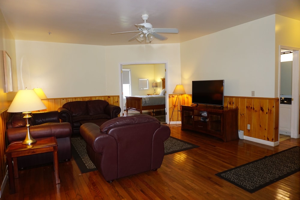 Apartment 2: 4 Bedroom, 3 Baths, Sleeps 8 photo 3