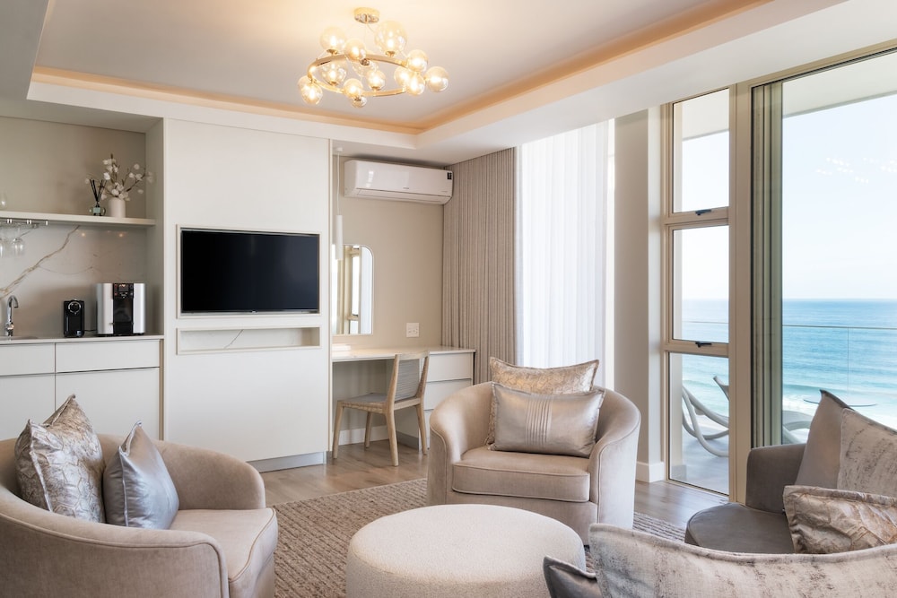 Superior Sea Facing Suite - Photo 3