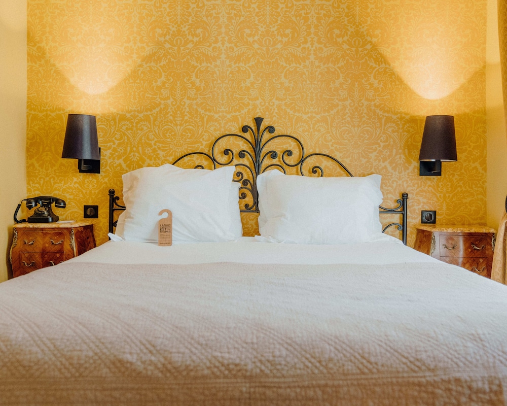 Deluxe Room - Photo 17