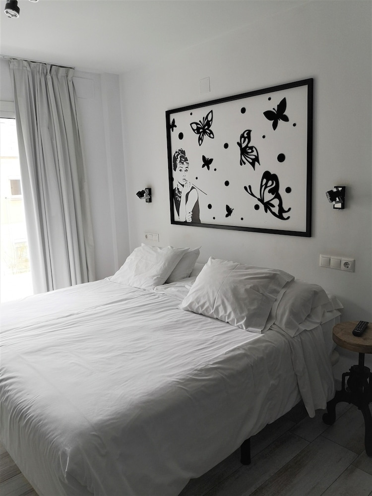 Standard Double Room, 1 King Bed, Kitchenette photo 2