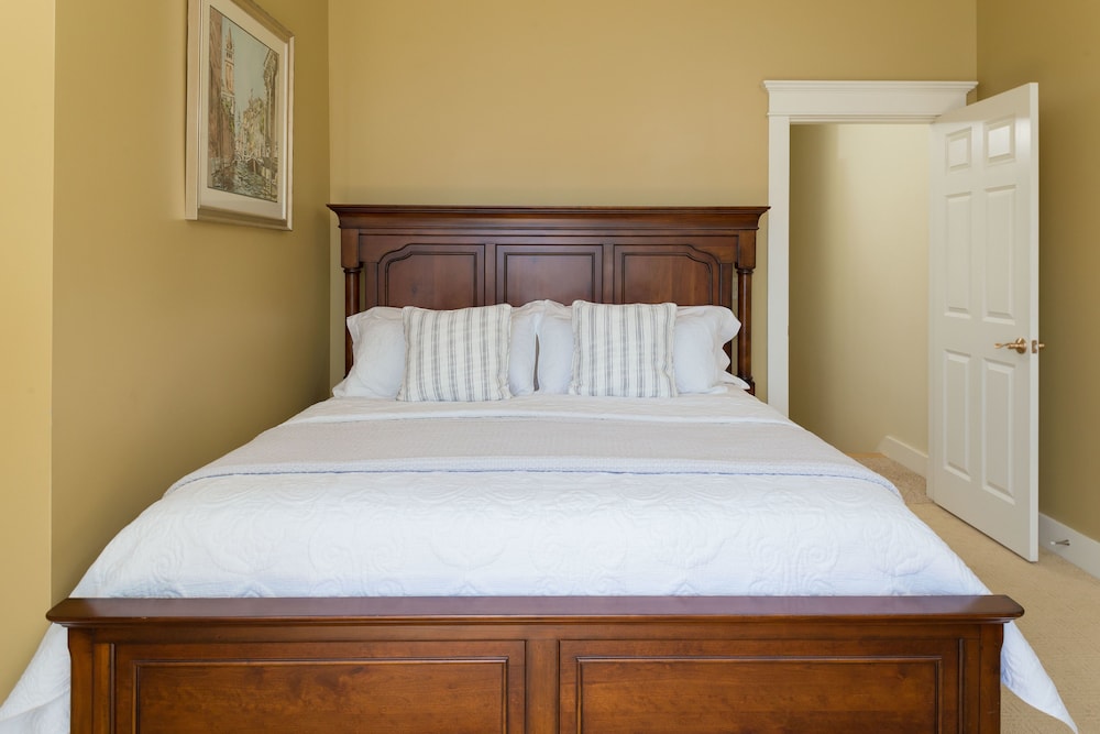 Premium Townhome, 3 Bedrooms, Kitchen, River View
