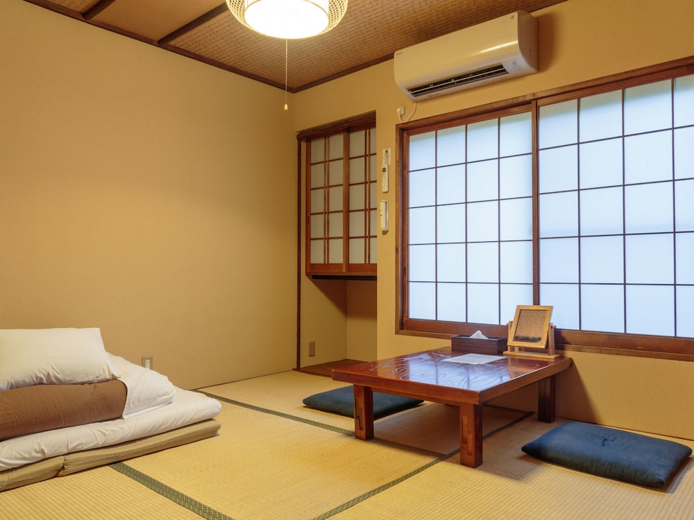 Japanese-Style Single Room with Shared Bathroom photo 3