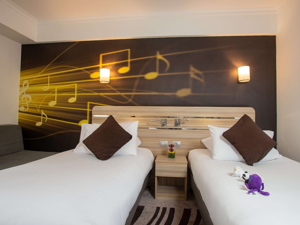 Standard Room with 2 single beds & Sofa - Photo 7