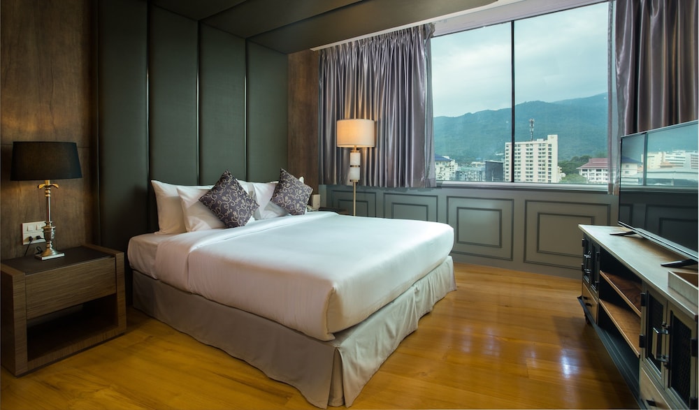 Executive Suite - Photo 10