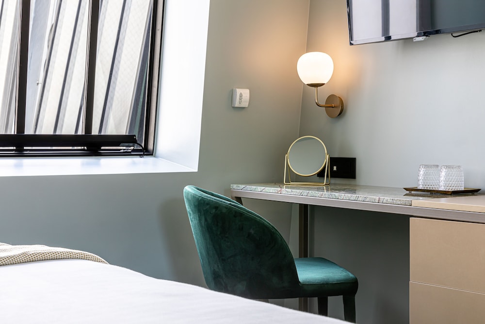 Deluxe Room, 1 King Bed photo 2