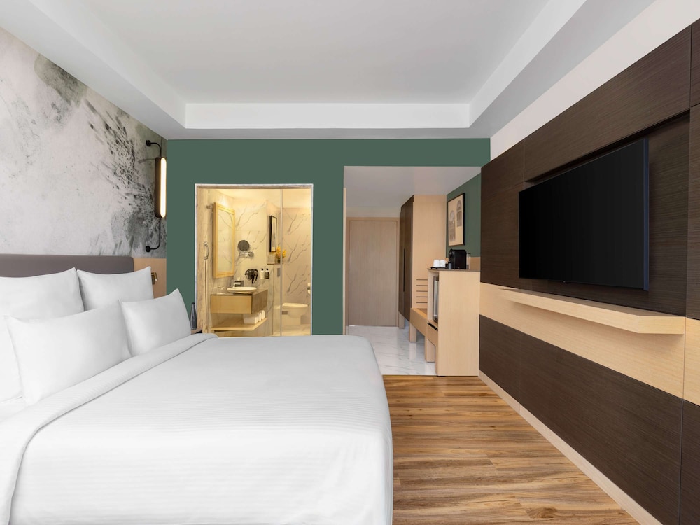 Executive Room, 1 King Bed, Non Smoking, Poolside