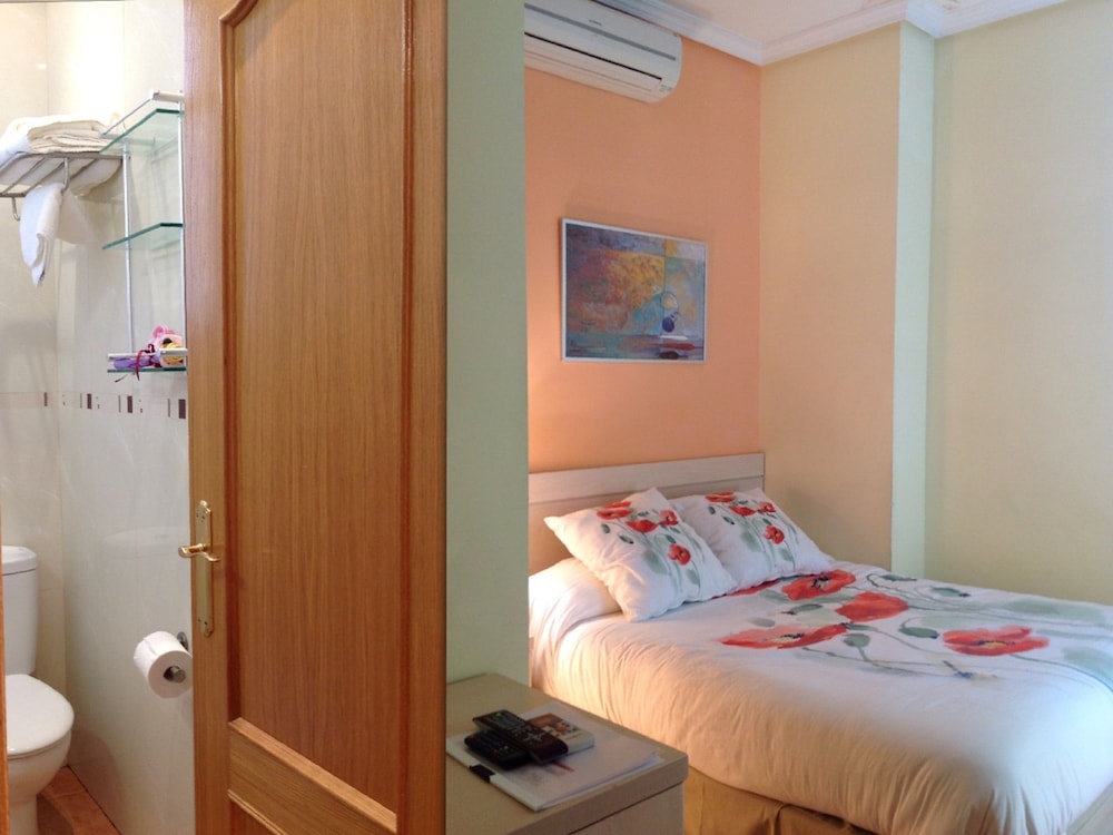 Standard Single Room, Private Bathroom photo 2