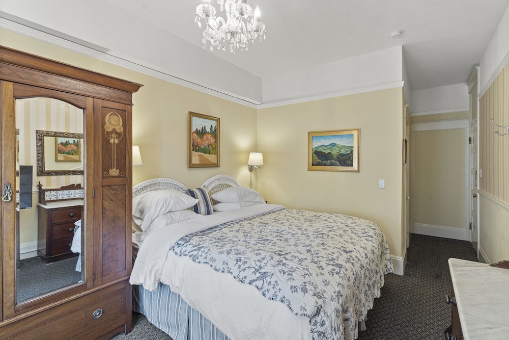 Room, 1 King Bed, Private Bathroom - Photo 2