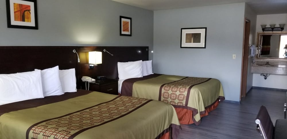 Standard Room, 2 Queen Beds photo 2