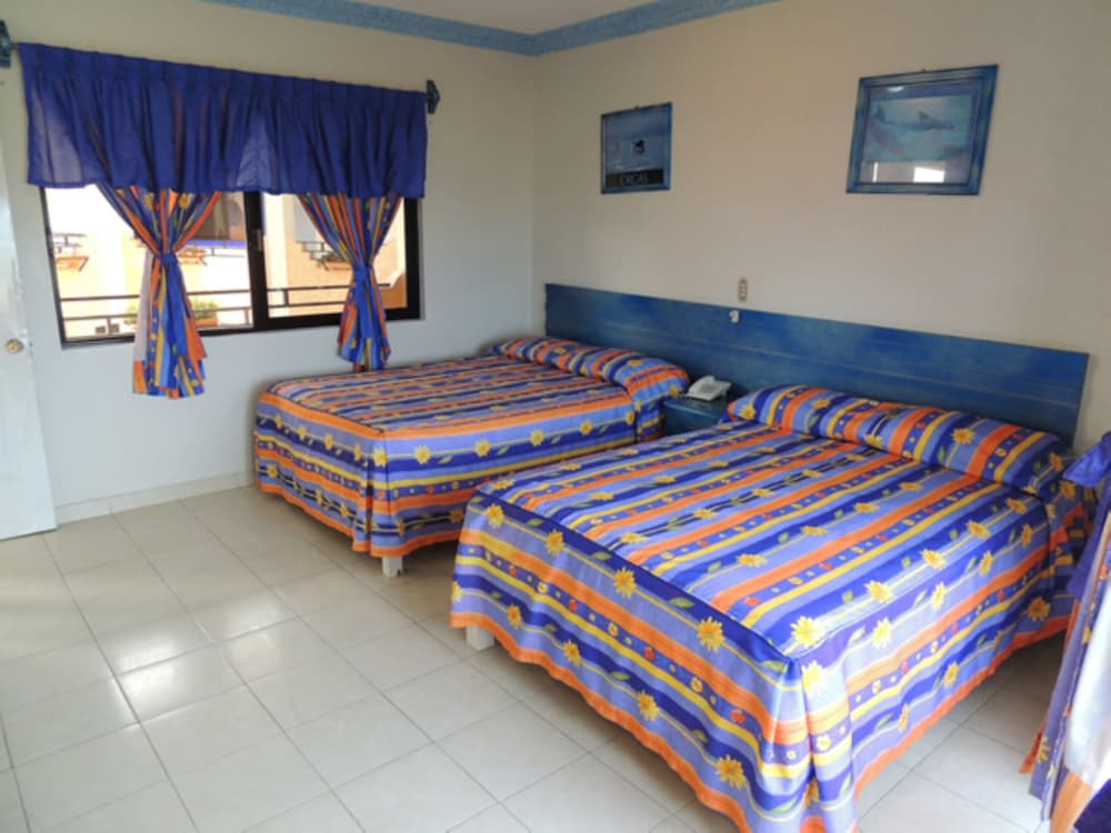 Family Room, 2 Queen Beds, Non Smoking photo 2