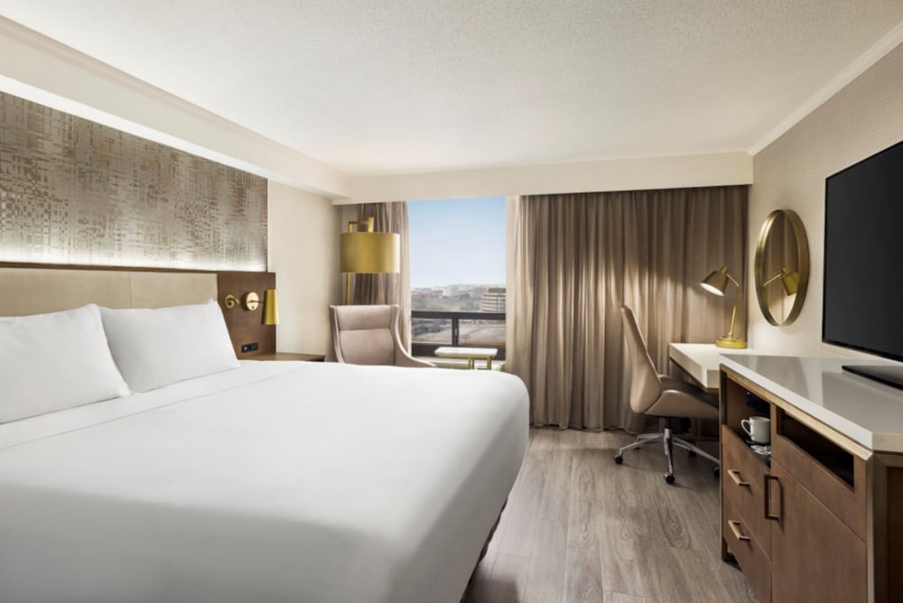 Standard Room, 1 King Bed (Airport Runway View) - Photo 1