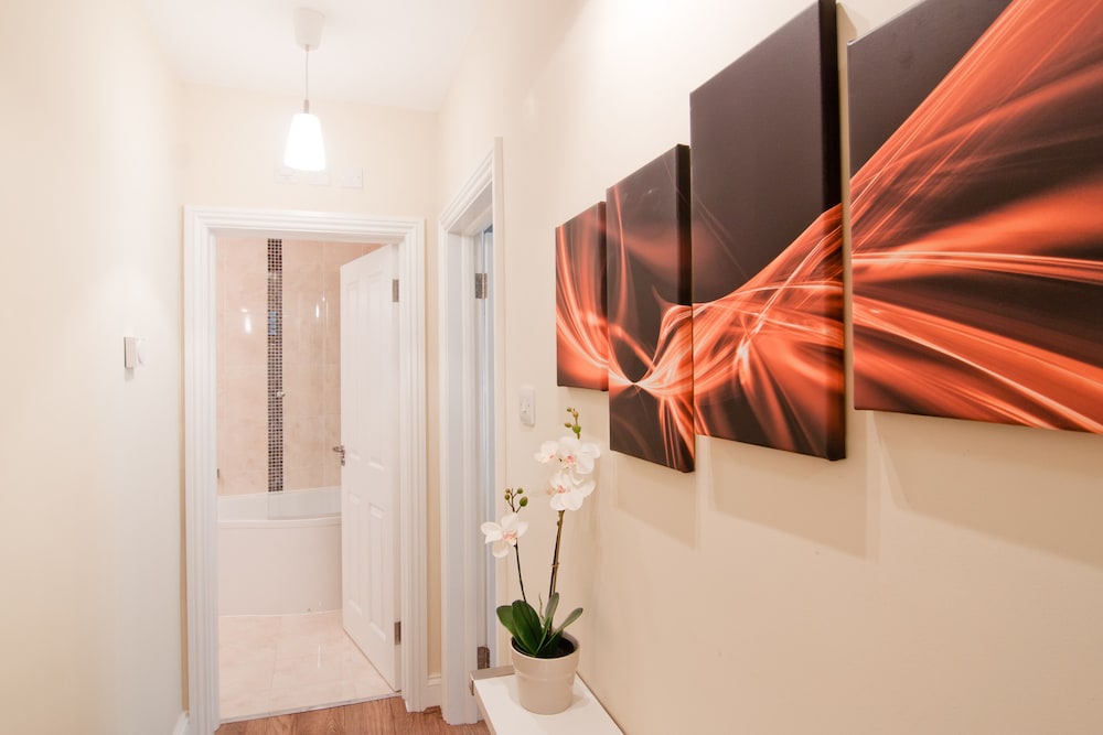 Luxury One Bedroom Apartment With Bath photo 1