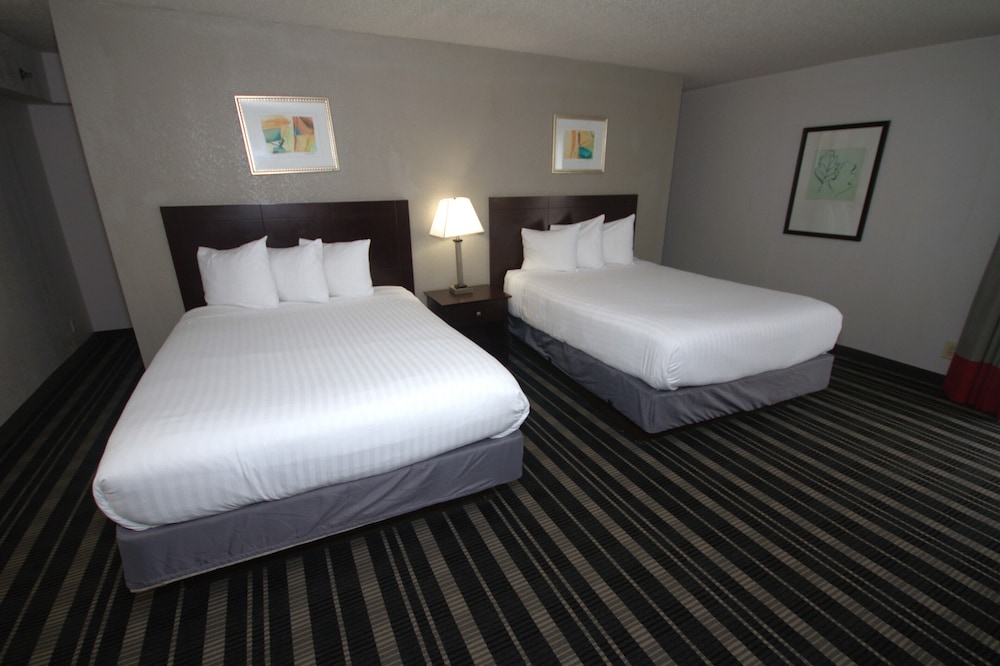 Standard Room, 2 Queen Beds, Non Smoking, Refrigerator & Microwave - Photo 2