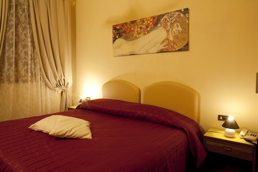 Economy Double Room (with french bed 140cm width) photo 3