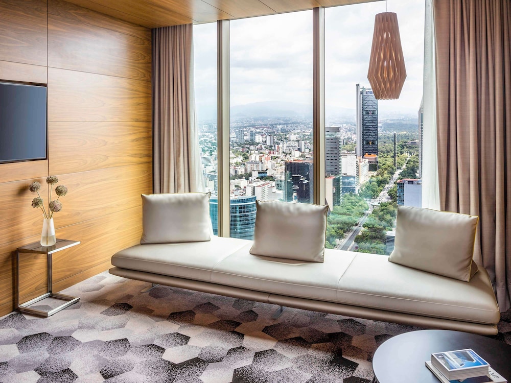 Junior Suite, 1 King Bed, Club Lounge Access, Executive Level (Angel of Independence view) thumbnail 5