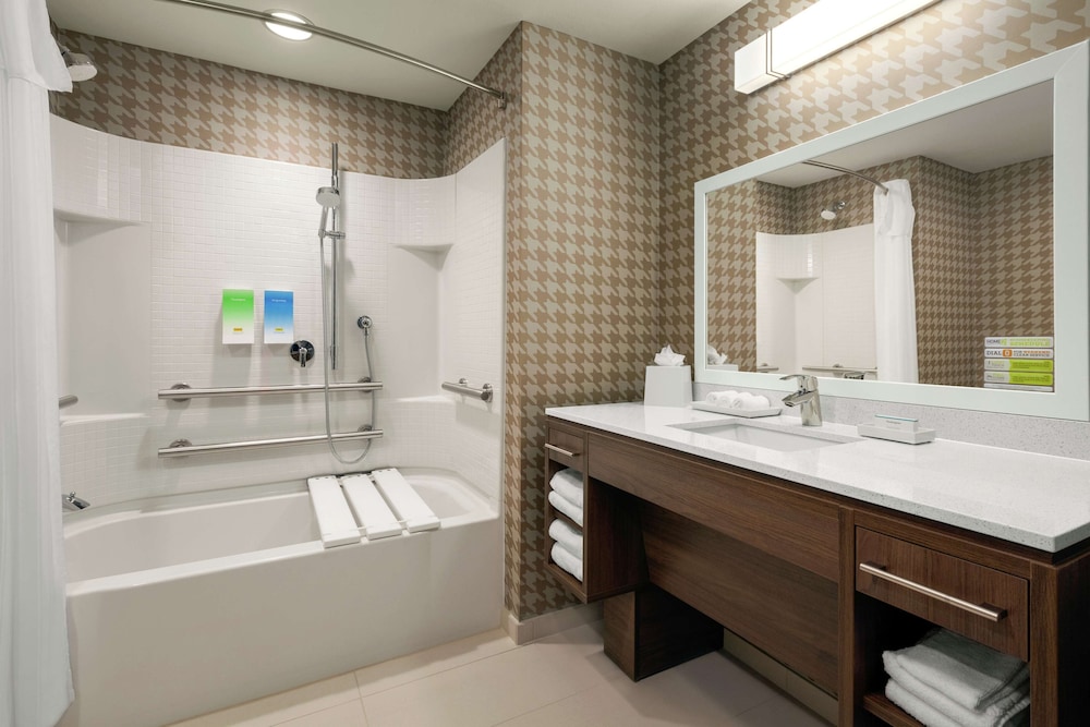 Studio, 1 Queen Bed, Accessible, Bathtub photo 3
