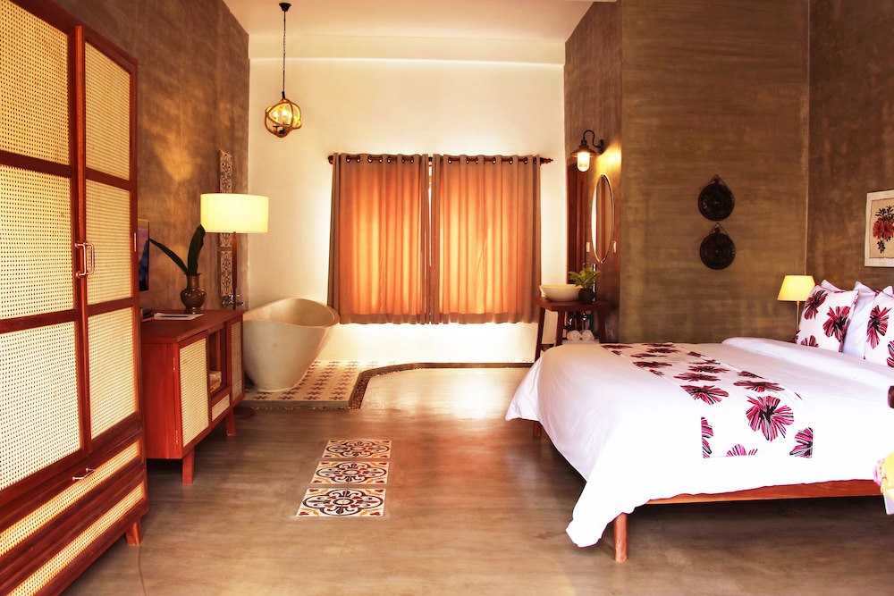 Deluxe Room with Two Double Beds - Photo 7