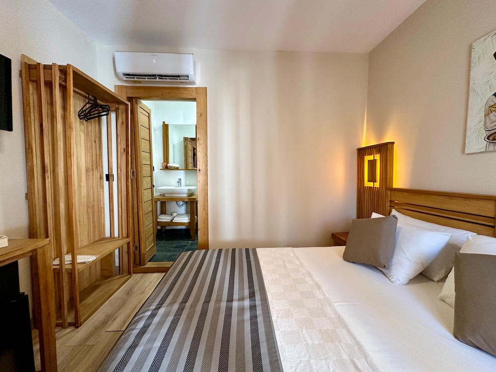 Junior Deluxe Room - Photo 1