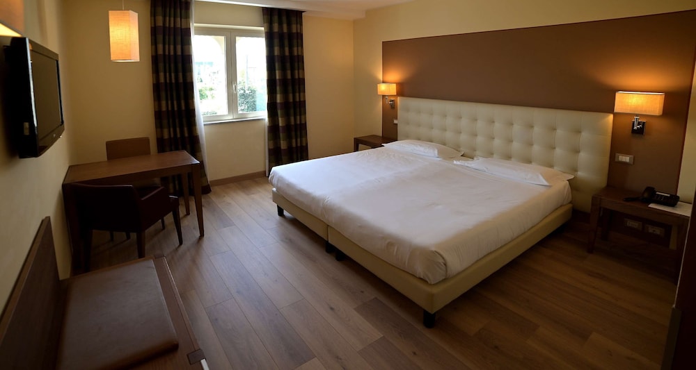 Classic Room, Multiple Beds - Photo 3