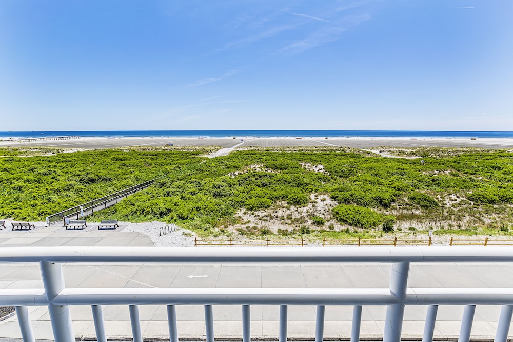 Oceanfront 1 Bedroom Non-Efficiency Suite photo 3
