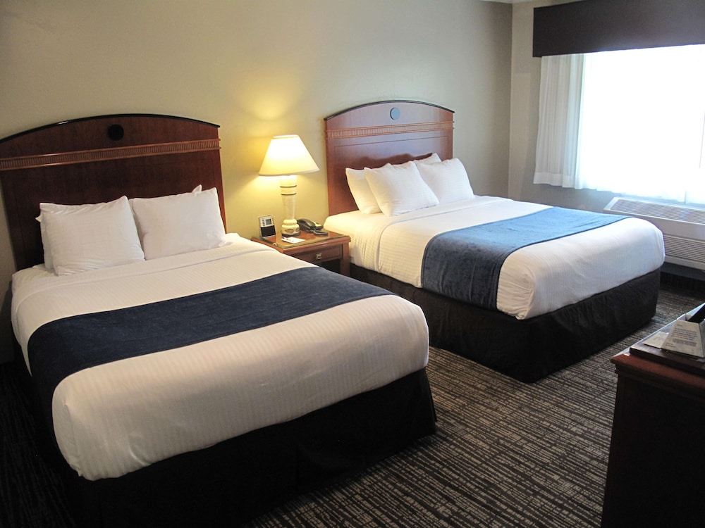 Family Suite, 2 Queen Beds, Non Smoking, Refrigerator & Microwave (With Sofabed) photo 1