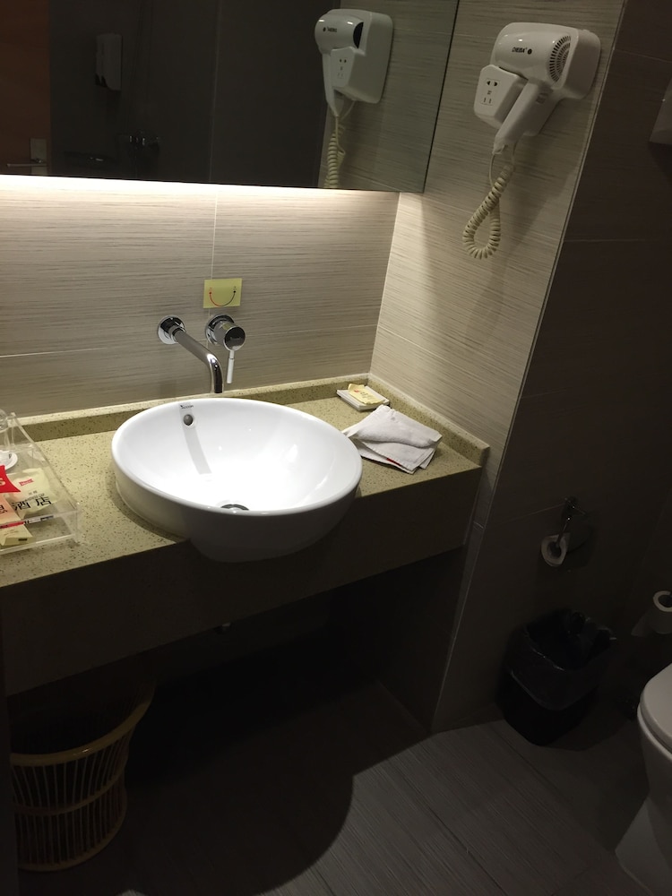 Superior Room, 1 King Bed photo 3