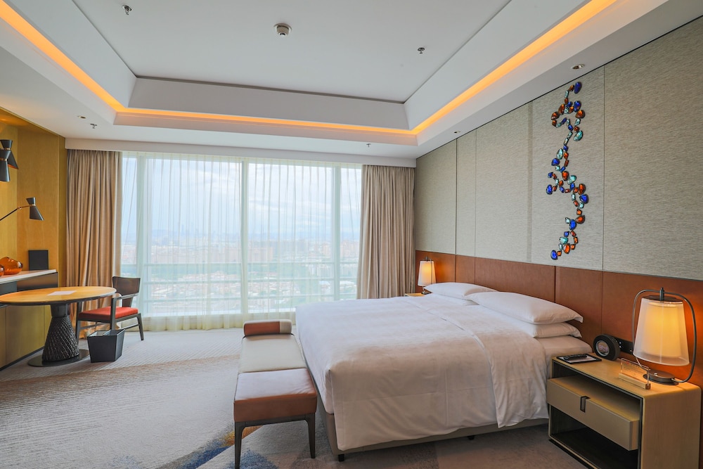 Deluxe Guest Room, 1 Kings Beds - Photo 3