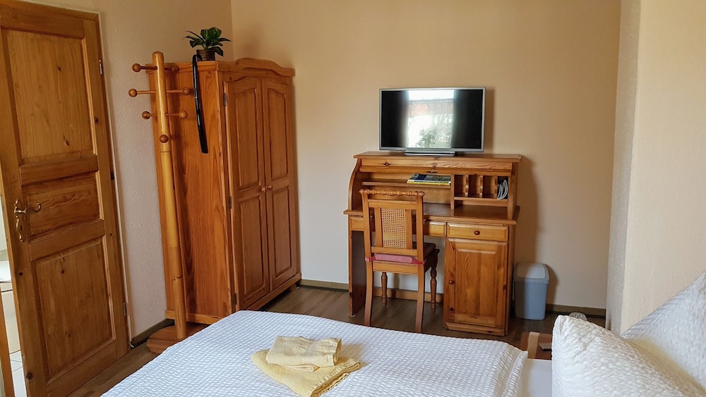 Standard Double Or Twin Room, Ensuite photo 3