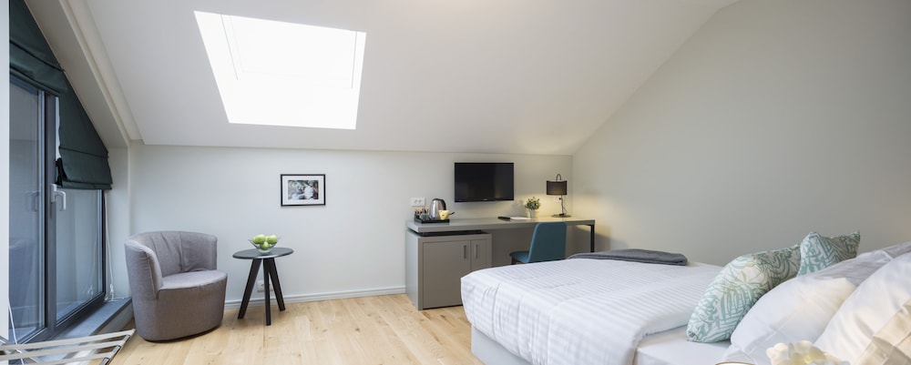 Deluxe Double or Twin Room, Balcony, City View thumbnail 5