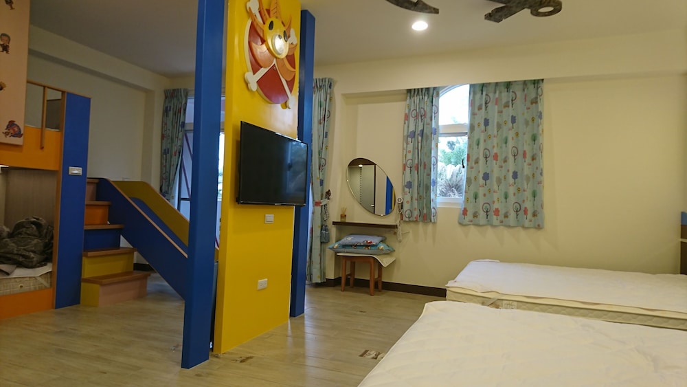 One Piece Family Room photo 3