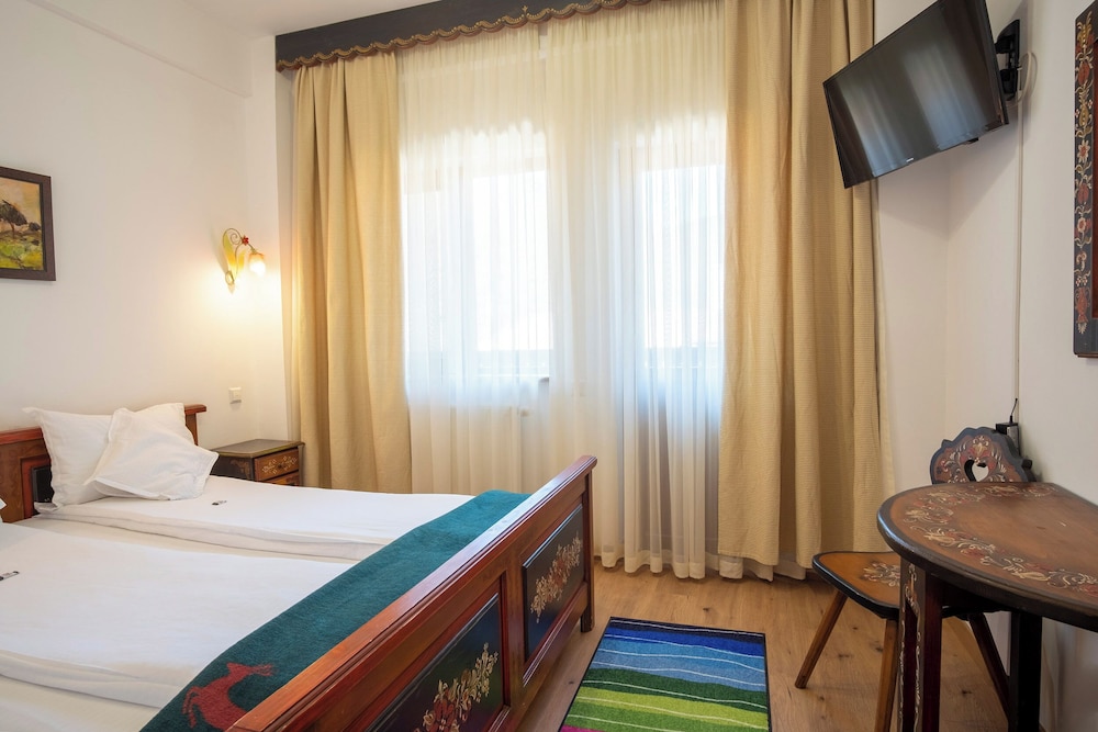 Classic Double Room, Balcony, Mountain View