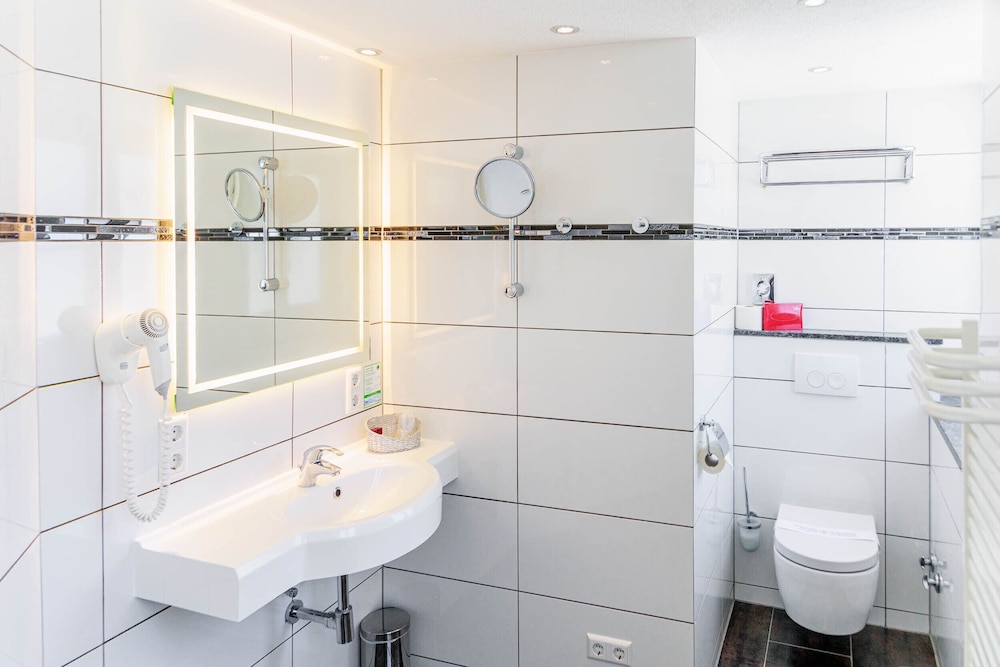 Standard Double or Twin Room, Balcony - Photo 4