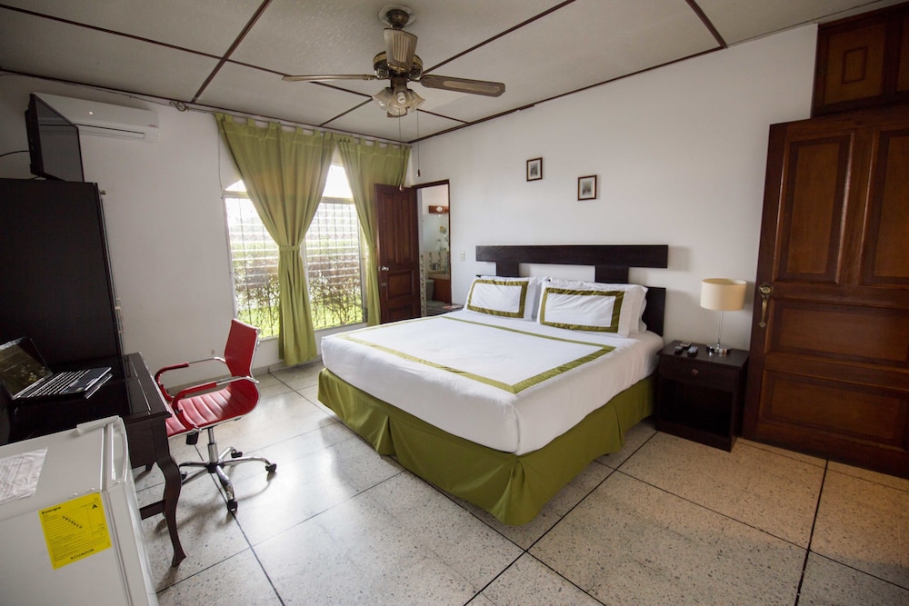 Grand Room, 1 King Bed photo 2