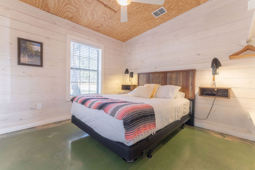 #1 Cantina Cabin