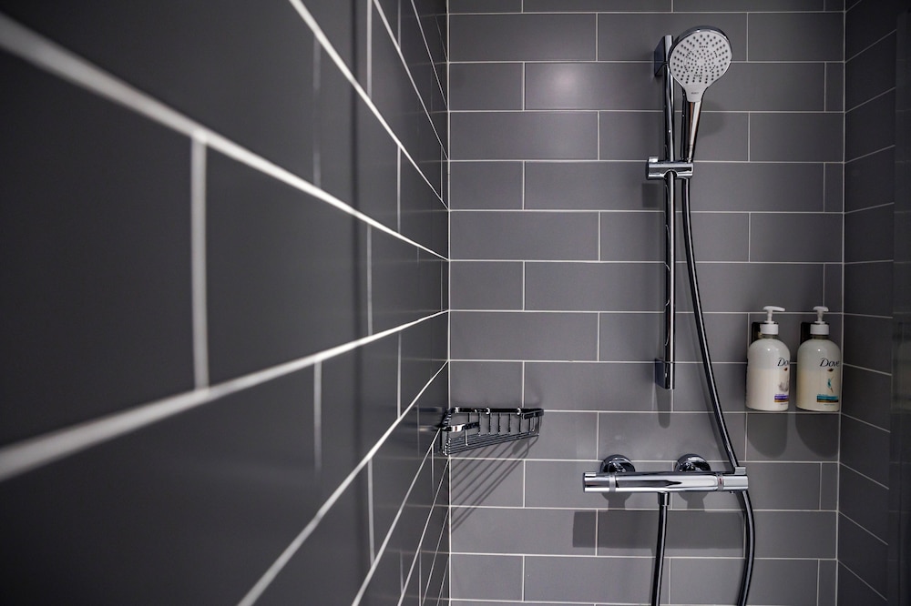 Standard Room, 1 Queen Bed (Walk-In Shower) - Photo 6
