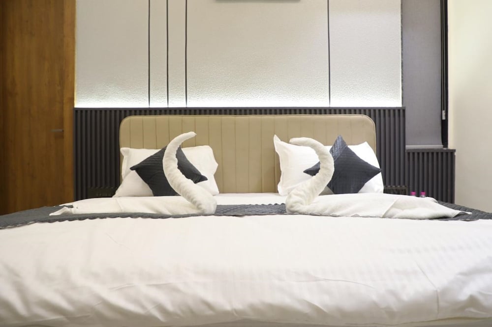 Deluxe Double Room, 1 Queen Bed, City View photo 3