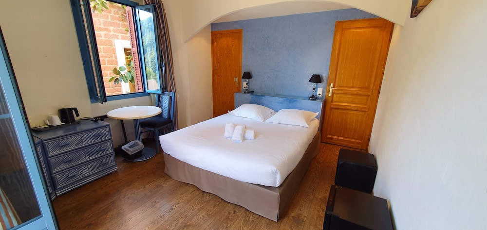 Superior Double Room, Mountain View, Sea Facing photo 2