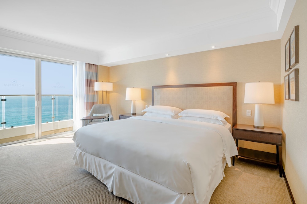 Deluxe Room, 1 King Bed, Balcony (Oceanfront) - Photo 3