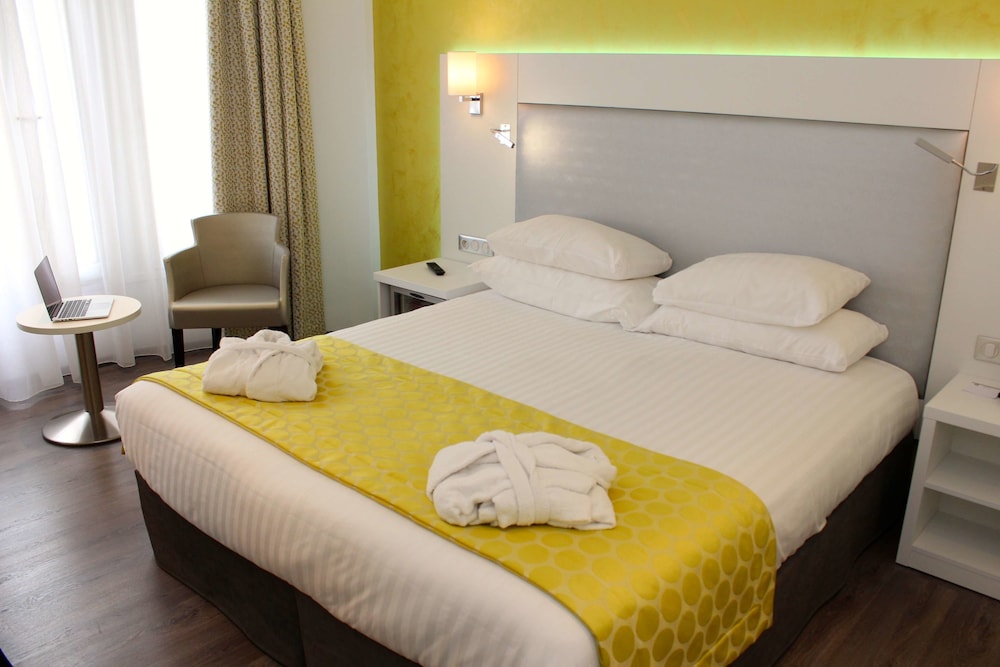 Executive Room, 1 Queen Bed, Non Smoking - Photo 4