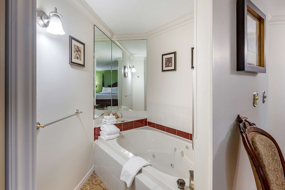 Suite, 1 King Bed With Sofa Bed, Non Smoking, Jetted Tub (With Sofabed) photo 3