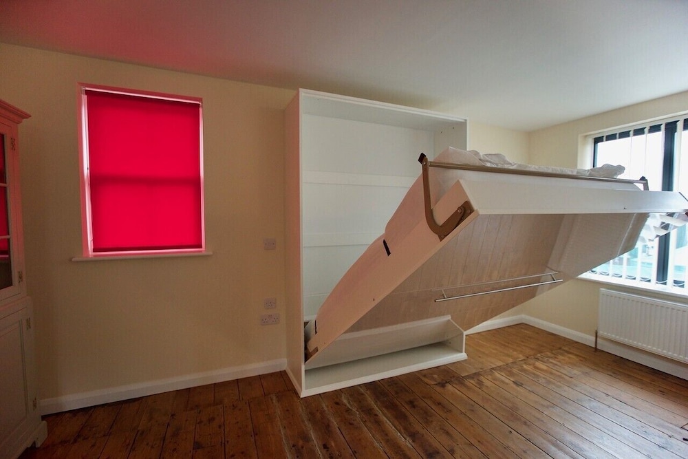 Spacious Serviced Apartment with Roof Top Terrace Near The Waterfront, Ipswich photo 3