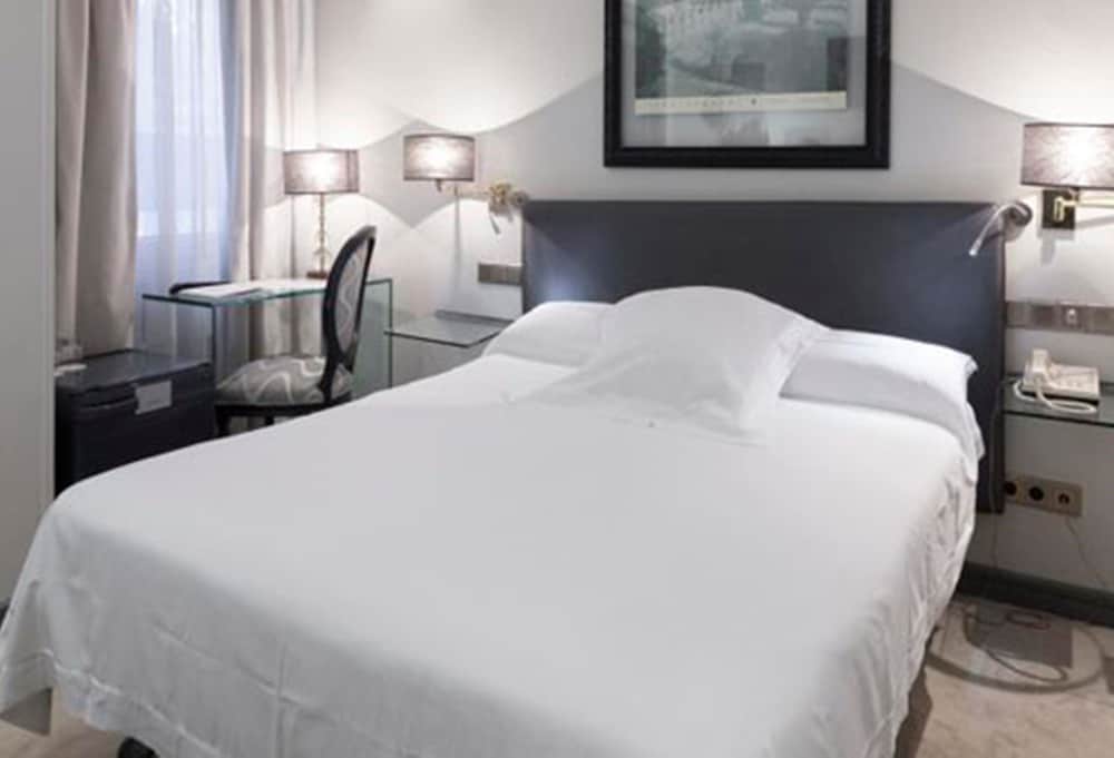 Basic Double Room, 1 Queen Bed photo 3