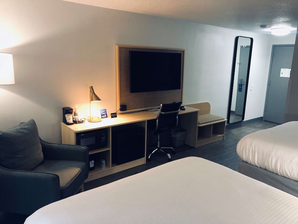 Standard Room, 2 Queen Beds, Balcony, Courtyard View - Photo 6