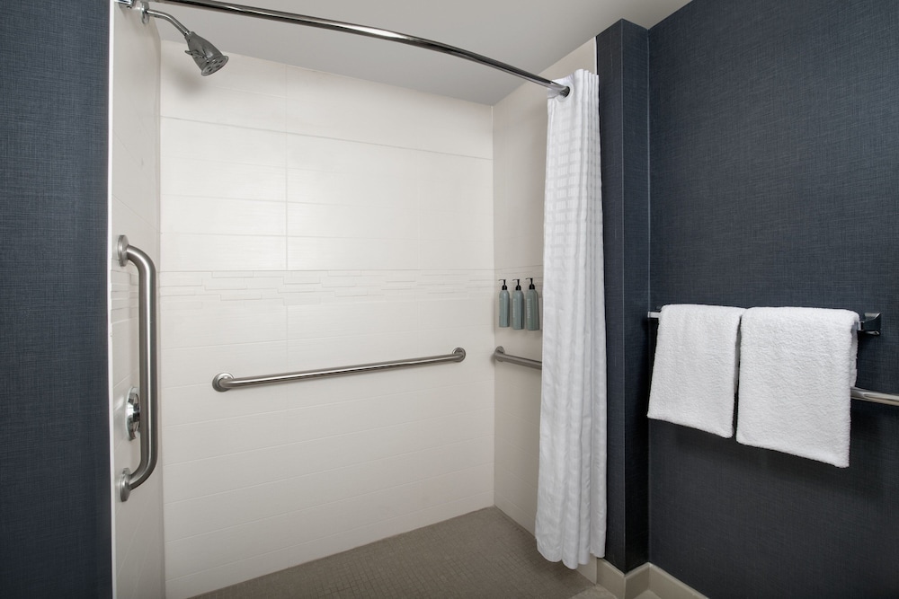 Suite, 2 Bedrooms (Mobility/Hearing Access, Roll-In Shwr) photo 2